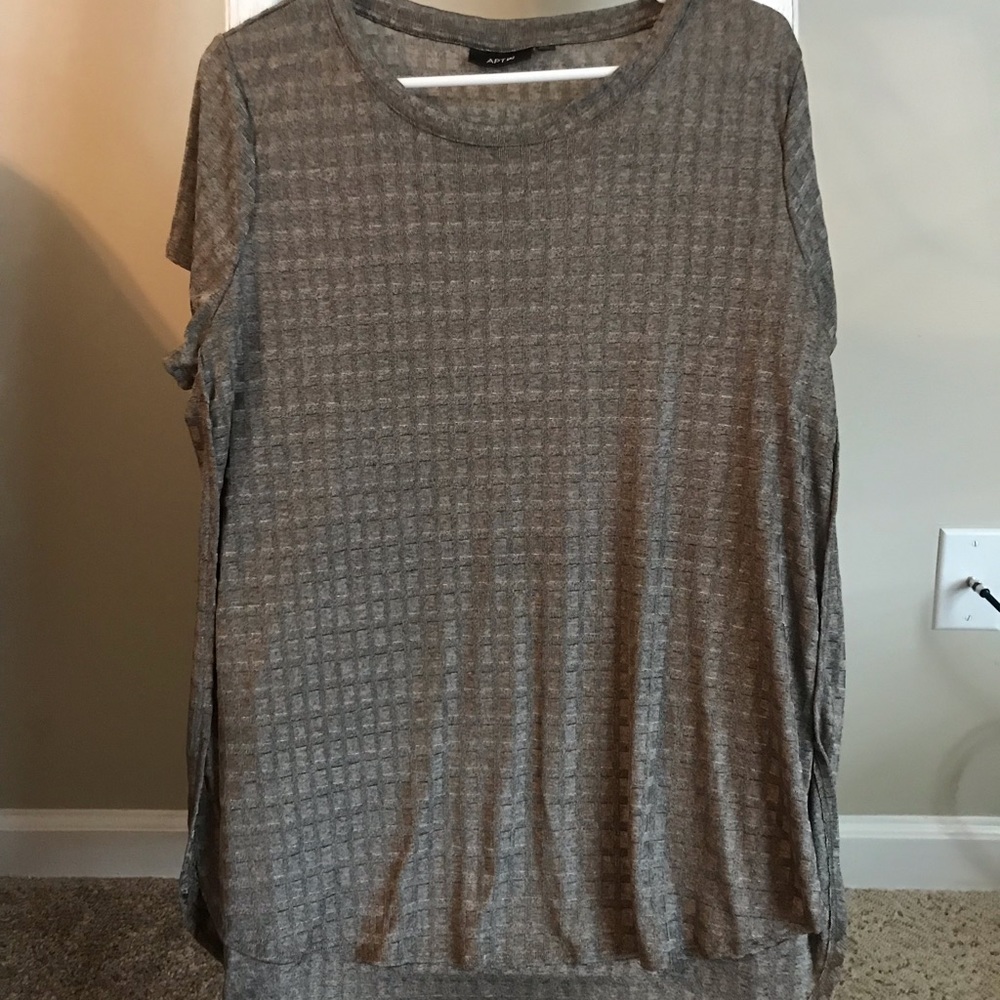 Apt 9 top